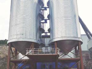 新鄉輝縣佛曉建材有限公司7米乘15米石灰石鋼板倉2座